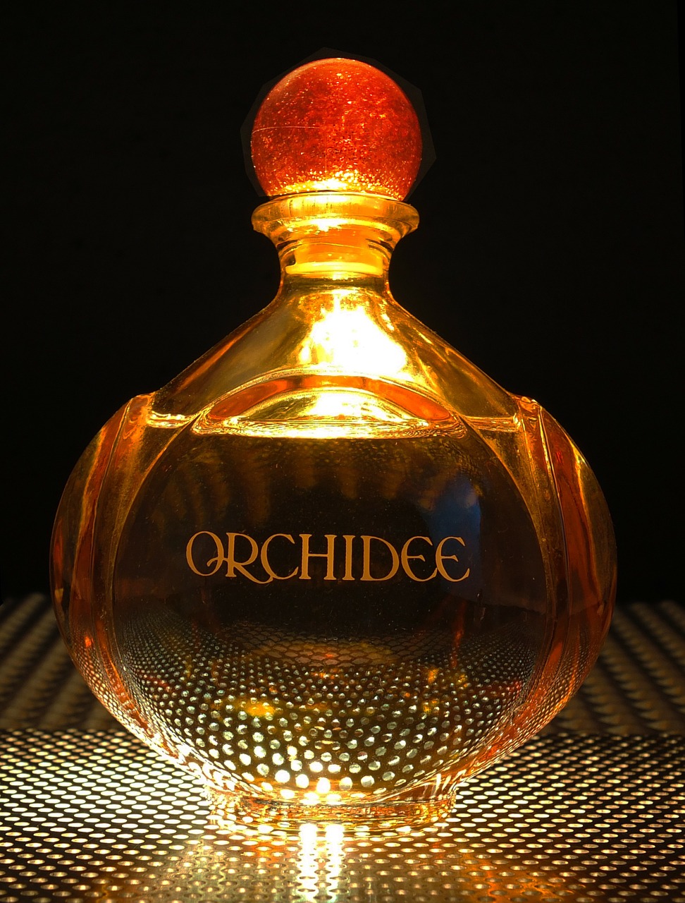 Woda kolońska a perfumy. Ten sam zapach – różne produkty – drogerie i perfumerie Opole.