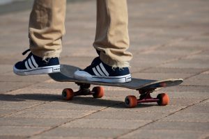 Sportowe ubrania, które warto mieć w swojej szafie