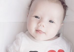 Odruchy noworodkowe – na co warto zwrócić uwagę w pierwszym miesiącu życia noworodka