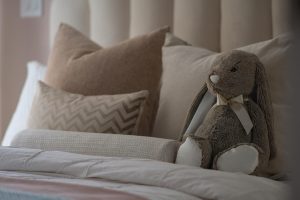 Drewniane łóżko dla dziecka: pomysły na bezpieczny i funkcjonalny wybór do pokoju dziecka